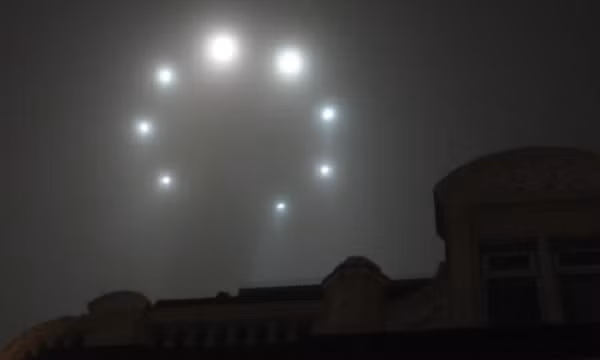 Nhưng sau đó, các phi công nhìn thấy vật thể bằng mắt thường và còn suýt va chạm với chúng. Cuối năm 2014, một phi công và đồng đội đang bay cách nhau khoảng 30 m ở Virginia Beach thì có thứ gì đó bay ở giữa họ. Các phi công mô tả nó giống như một quả cầu bao bọc một khối lập phương.