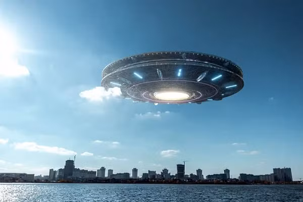 Accoin cho biết anh đã tương tác hai lần với các UFO. Lần đầu tiên, sau khi radar trên tiêm kích bám bắt được vật thể lạ, anh cho phi cơ bay dưới nó khoảng 300 m. Tuy nhiên, Accoin chỉ nhìn thấy chiếc UFO trên màn hình radar mà không thể phát hiện được nó bằng mắt thường.