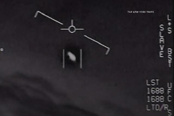 Đầu năm 2015, camera trên máy bay của hải quân Mỹ ghi lại hình ảnh một UFO bay trên biển, các phi công ngạc nhiên về điều họ nhìn thấy. "Ôi thứ gì thế kia?", một người nói. "Hãy nhìn nó bay mà xem!"