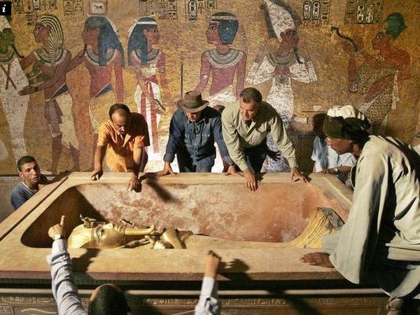 Năm 1923, cùng với sự cho phép từ các quan chức Ai Cập, lăng mộ của Pharaoh Tutankhamun chính thức được mở cửa sau một năm kể từ khi phát hiện được công bố.