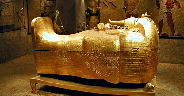 Thường được gọi là "Boy King", Pharaoh Tutankhamun đã cai trị Ai Cập trong khoảng một thập kỷ trước khi qua đời ở tuổi 19 vào năm 1324 trước Công nguyên. Thông qua xét nghiệm di truyền, giờ đây con người đã biết rằng Tutankhamun chính là cháu trai của Pharaoh Ai Cập Amenhotep III.
