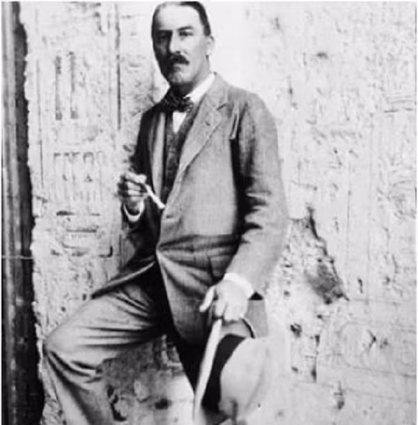 Bức thư gửi cho nhà khảo cổ học phát hiện lăng mộ của vị pharaoh Ai Cập trẻ tuổi Tutankhamun do Alan Gardiner - nhà ngữ văn hàng đầu viết. Nhà khảo cổ học Carter đã nhờ Gardiner dịch những chữ tượng hình được tìm thấy trong lăng mộ 3.300 năm tuổi.