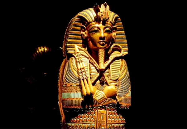 Sau đó, nhà khảo cổ học người Anh đưa cho Gardiner một chiếc bùa hộ mệnh kèm cam kết rằng chiếc bùa này không phải lấy từ lăng mộ vua Tut.