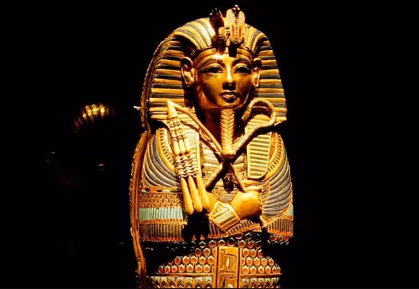 Sau đó, nhà khảo cổ học người Anh đưa cho Gardiner một chiếc bùa hộ mệnh kèm cam kết rằng chiếc bùa này không phải lấy từ lăng mộ vua Tut.