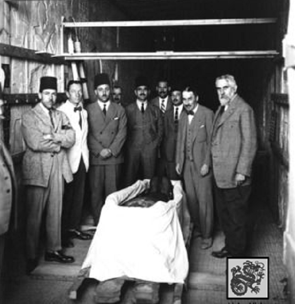 Ngoài sự đảo ngược của các cuộc cải cách tôn giáo, đưa Ai Cập thoát khỏi một xã hội đa thần, thời gian Tut trên ngai vàng của Ai Cập không có gì nổi bật và phần lớn bị lãng quên trước khi nhà khảo cổ học người Anh Howard Carter phát hiện ra lăng mộ của ông vào những năm 1920.