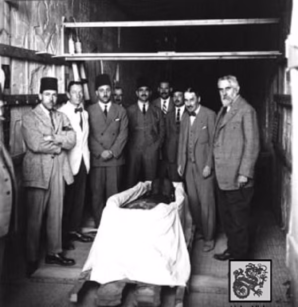 Ngoài sự đảo ngược của các cuộc cải cách tôn giáo, đưa Ai Cập thoát khỏi một xã hội đa thần, thời gian Tut trên ngai vàng của Ai Cập không có gì nổi bật và phần lớn bị lãng quên trước khi nhà khảo cổ học người Anh Howard Carter phát hiện ra lăng mộ của ông vào những năm 1920.