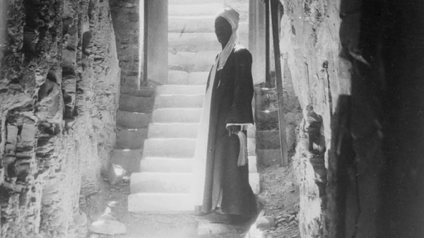 Khi viết thư cho nhà khảo cổ học Carter, Gardiner đính kèm bản nhận định của Engelbach có nội dung là: “Bùa hộ mệnh mà ông đưa cho tôi chắc chắn đã bị đánh cắp khỏi lăng mộ của Tutankhamun". Gardiner nói với Carter: "Tôi cực kỳ hối hận vì đã bị đặt vào một vị trí quá khó xử".