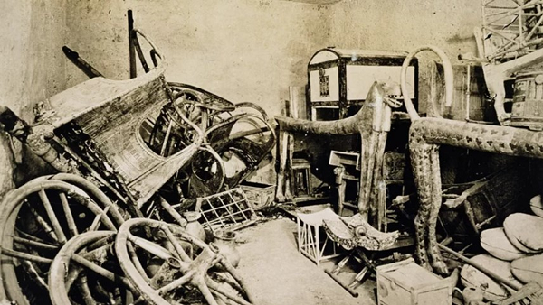 Tuy nhiên, Gardiner đưa chiếc bùa hộ mệnh cho Rex Engelbach - giám đốc người Anh lúc bấy giờ của Bảo tàng Ai Cập ở Cairo - và thất vọng khi được biết rằng chiếc bùa thực sự đến từ lăng mộ vua Tut bởi nó khớp với những hiện vật khác, chứng tỏ chúng đều được làm từ một khuôn.