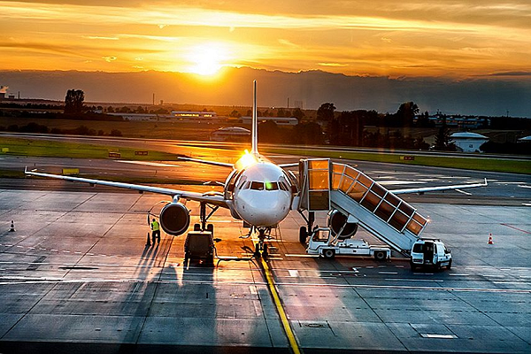 Rất nhiều bằng chứng cổ xưa của các nền văn minh lâu đời xuất hiện những vật thể bay không xác định (UFO) như trong các bức họa hay câu chuyện. Nhưng sự đề cập tới vật thể bay ở Ấn Độ có thể xem là trường hợp cổ xưa nhất.