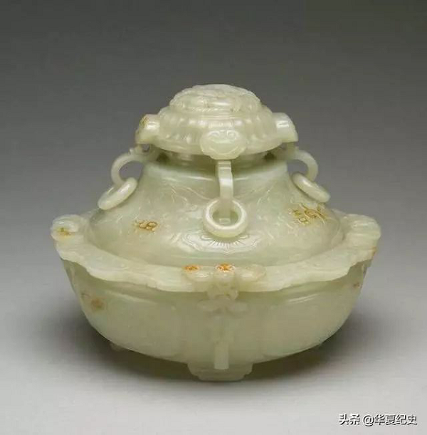 Bên trong có tới hơn 200 món trang sức quý giá. Họ còn tìm thấy trong bàn tay nắm chặt của hoàng đế Quang Tự là một chiếc vòng ngọc phỉ thúy và một viên đá quý hình hoa sen.