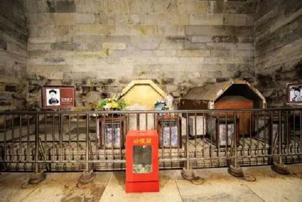 Nơi này đã bị xuống cấp nghiêm trọng, dù ở dưới đất nhưng bên trong lăng đầy bùn, nước vẫn đang nhỏ giọt ở bên trên. Bên trong lăng, có quan tài của vua Quang Tự và hoàng hậu Long Dụ. Quan tài của hoàng hậu đã bị mở ra, còn quan tài của nhà vua thì bị đục thủng.