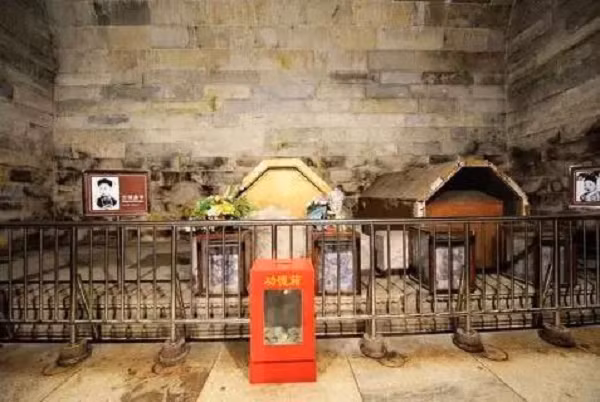 Nơi này đã bị xuống cấp nghiêm trọng, dù ở dưới đất nhưng bên trong lăng đầy bùn, nước vẫn đang nhỏ giọt ở bên trên. Bên trong lăng, có quan tài của vua Quang Tự và hoàng hậu Long Dụ. Quan tài của hoàng hậu đã bị mở ra, còn quan tài của nhà vua thì bị đục thủng.