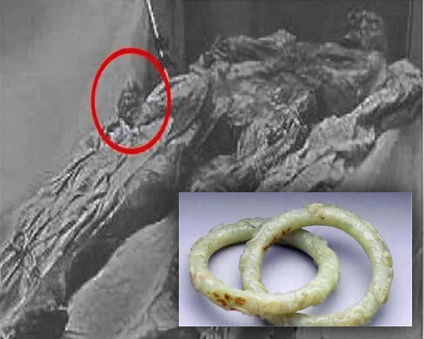 Sau khi băng hà, Hoàng đế Quang Tự được an táng tại Sùng Lăng, hiện nằm tại thành phố Quảng Châu, tỉnh Quảng Đông, Trung Quốc. Sau khi tiến hành khai quật, các nhà khảo cổ phát hiện, thực chất nơi đây đã sớm bị đột nhập bởi một nhóm mộ tặc vào năm 1938, hầu hết các cổ vật và đồ có giá trị trong lăng mộ đều đã bị đánh cắp.