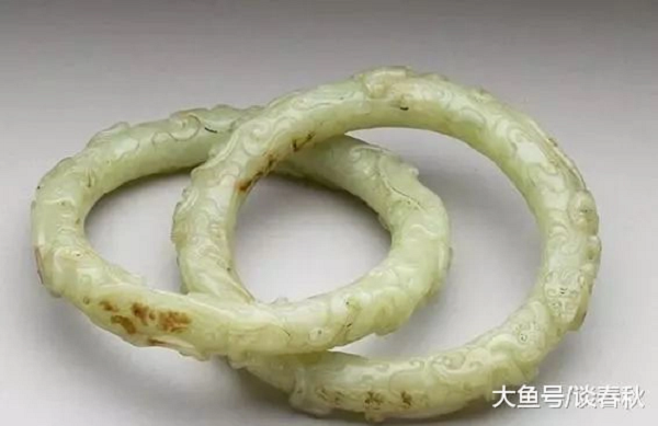 Tuy nhiên, với quyết tâm bảo vệ di tích văn hóa quốc gia, dù mùi trong lăng mộ vô cùng kinh khủng, họ vẫn nỗ lực dọn sạch thi thể của nhà vua. Trong khi làm sạch thi hài, các chuyên gia vô cùng ngạc nhiên khi phát hiện ra dưới quan tài là một giếng vàng.