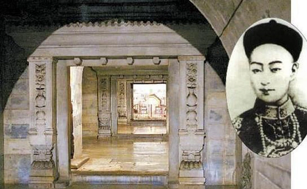 Hai chiếc quan tài đều được làm bằng loại gỗ nanmu quý giá, 4 phía xung quanh quan tài đều được khắc chữ Phạn. Rất may những bảo vật này không bị những tên phát hiện.