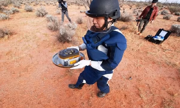 Họ đã phân tích đồng vị oxy trên các mẫu này, thiết lập mối liên kết giữa các vật liệu tiểu hành tinh và hồ sơ thiên thạch hiện có. Kết quả cho thấy, vật liệu tạo nên Ryugu chứa rất nhiều nước và chất hữu cơ, rất giống với các thiên thạch thuộc nhóm chondrite CI (kiểu Ivuna).