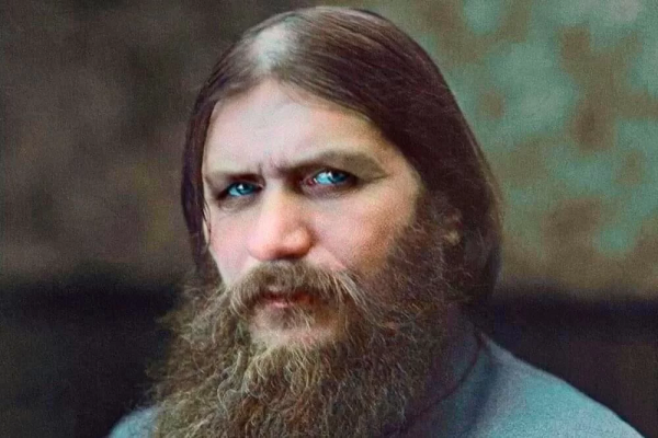 Tu sĩ thần bí Grigory Rasputin của Nga là nhân vật vô cùng đặc biệt trong lịch sử. Sinh thời, Rasputin có mối quan hệ gần gũi với gia đình hoàng tộc Nga Romanov khiến giới quý tộc phải khiếp sợ. Rasputin trở thành cố vấn đáng tin cậy của nữ hoàng Alexandra Feodorovna sau khi thuyết phục được bà rằng chính mình đã cứu được hoàng tử Alexey khỏi căn bệnh máu loãng,