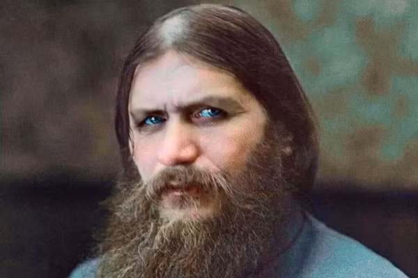 Tu sĩ thần bí Grigory Rasputin của Nga là nhân vật vô cùng đặc biệt trong lịch sử. Sinh thời, Rasputin có mối quan hệ gần gũi với gia đình hoàng tộc Nga Romanov khiến giới quý tộc phải khiếp sợ. Rasputin trở thành cố vấn đáng tin cậy của nữ hoàng Alexandra Feodorovna sau khi thuyết phục được bà rằng chính mình đã cứu được hoàng tử Alexey khỏi căn bệnh máu loãng,