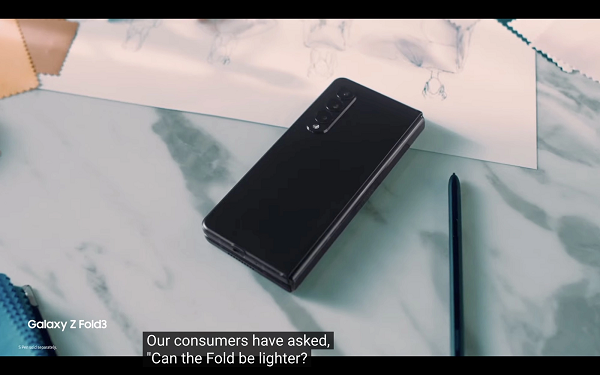 Màn hình bên trong mới của Z Fold 4 rộng hơn (374ppi) so với Galaxy Z Fold 3, được phủ kính Gorilla Glass Victus + ở mặt trước ,mặt sau, và có khung hẹp hơn, nặng 263 gram, đây cũng là mẫu Samsung Galaxy Z Fold nhẹ nhất hiện tại.