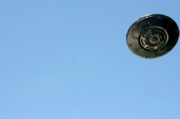 Năm 2006, tại Sân bay Quốc tế O'Hare, Chiacago, Mỹ, các nhân viên của hãng Hàng không United Airlines được cho là đã nhìn thấy một chiếc đĩa bay màu xám, không có đèn hay tín hiệu kèm theo, đứng yên tại một vị trí rồi biến mất.