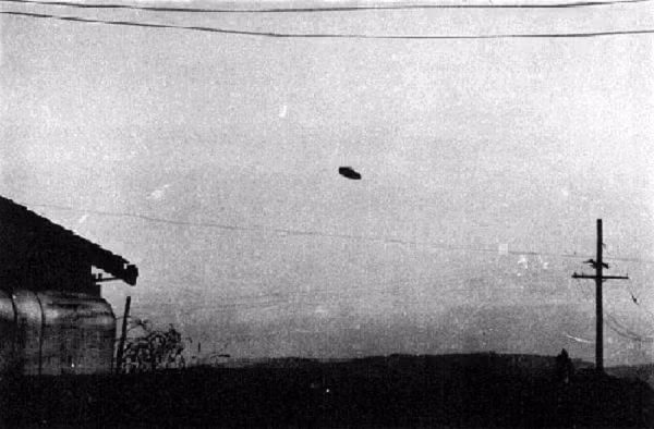 Tháng 5/1950, một nông dân có tên là Trent ở McMinnville, Oregon, Mỹ, tuyên bố nhìn thấy UFO ngay tại vườn. Trước đó, vợ của Trent đã thấy một vật thể lạ hình chiếc đĩa bằng kim loại màu bạc khi ra ngoài cho thỏ ăn.