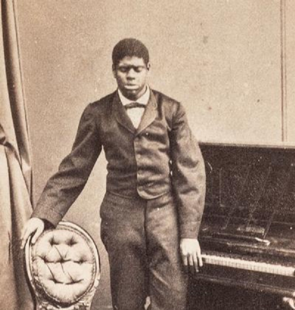 Cả gia đình tướng James Bethune cũng phải công nhận tài năng khác thường của cậu bé da đen này. Khả năng kỳ diệu về âm nhạc được khám phá khi Tom mới lên 3 tuổi. Vào một buổi chiều khi đang nô nghịch trên thềm nhà, bất ngờ cậu cất giọng hòa với giọng hát của các tiểu thư nhà tướng Bethune.