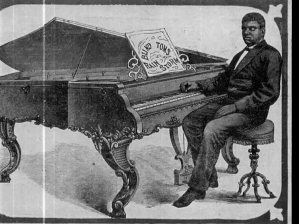 Ngay từ khi bắt đầu chơi dương cầm, Tom đã biết sử dụng thuần thục các phím đàn đen trắng. Các phím đàn không dễ sử dụng đối với một người sáng mắt chứ đừng nói gì là bị mù và chưa từng được ai huấn luyện như Tom.