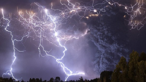 Báo cáo sét của Công ty Vaisala (Phần Lan) hồi đầu năm nay, dẫn dắt bởi nhà khí tượng học Chris Vagasky, cho thấy ngay cả vùng Bắc Cực - các vĩ độ ít sét nhất Trái Đất - cũng đã hứng tới 7.278 tia sét trong năm 2021, gần gấp đôi lượng sét của 9 năm trước cộng lại.