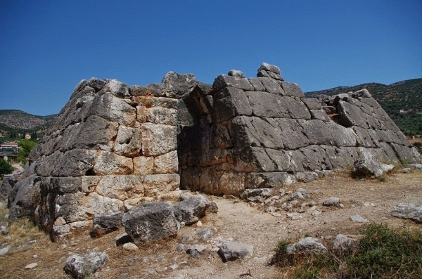 Nhìn hiện trạng bây giờ, không ai nghĩ đó từng là kim tự tháp hoành tráng. Trong khi các kim tự tháp ở Ai Cập không lớn thì kim tự tháp Hellinikon có hình dạng các mặt bên ngoài dốc và bao quanh một tòa nhà hình chữ nhật với tổng kích thước 7,03 x 9,07 m.