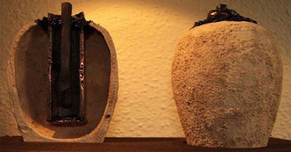 Sau khi xem xét qua kết cấu, các nhà khảo cổ cho biết đây là pin của người cổ đại, có khả năng tạo ra dòng điện 1 volt. Theo một giả thuyết, loại pin này được sử dụng để mạ vàng. Tuy nhiên, các chuyên gia không hiểu tại sao công nghệ này lại bị lãng quên, và không tìm thấy những vật tương tự ở khu vực xung quanh.