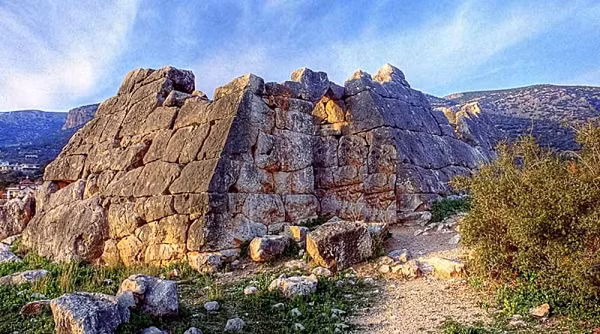 Kim tự tháp Hellinikon ở Hy Lạp ra đời trước kim tự tháp cổ nhất Ai Cập 170 năm (kim tự tháp của Pharaoh Djoser – 2620 TCN - Trước Công nguyên.), và lâu đời hơn Đại kim tự tháp Giza 70 năm (kim tự tháp của Pharaoh Khufu – trước CN 2550).