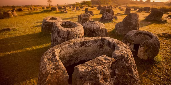 Mỗi bình nặng khoảng một tấn và được làm bằng đá sa thạch. Hiện tại, đồng bằng không thể được thăm quan do sự tàn phá nghiêm trọng của các phát hiện khảo cổ trong “cuộc chiến tranh bí mật” của Mỹ. Ngoài ra, hàng trăm quả bom bi đang hoạt động vẫn nằm rải rác xung quanh đồng bằng.