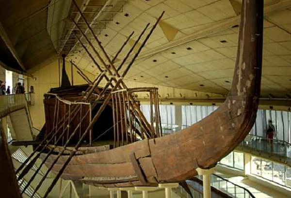 Một "thuyền năng lượng mặt trời" hiện đang được chiết xuất từ các kim tự tháp. Tàu năng lượng mặt trời này được cho rằng sẽ cho phép thi thể của các Pharaoh hỗ trợ thần mặt trời Ra trong trận chiến với Apep, con quỷ của bóng tối vĩnh cửu.