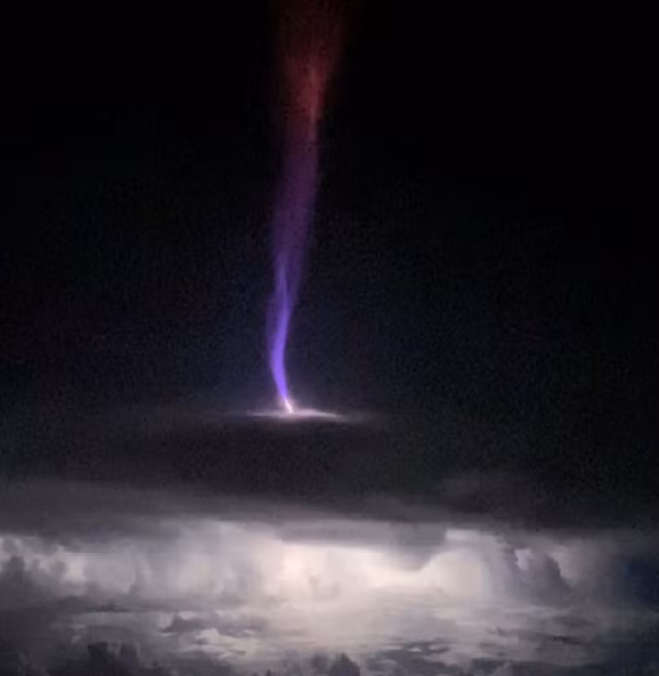 Dữ liệu cũng cho thấy rằng, trong khi các bộ phát sóng tương đối mát mẻ, với nhiệt độ khoảng 204 độ C, thì bộ phát sóng này lại nóng như thiêu đốt, với nhiệt độ hơn 4.426 độ C. Sự khác biệt này đúng với tất cả các vụ sét đánh, không chỉ là những tia sét khổng lồ.