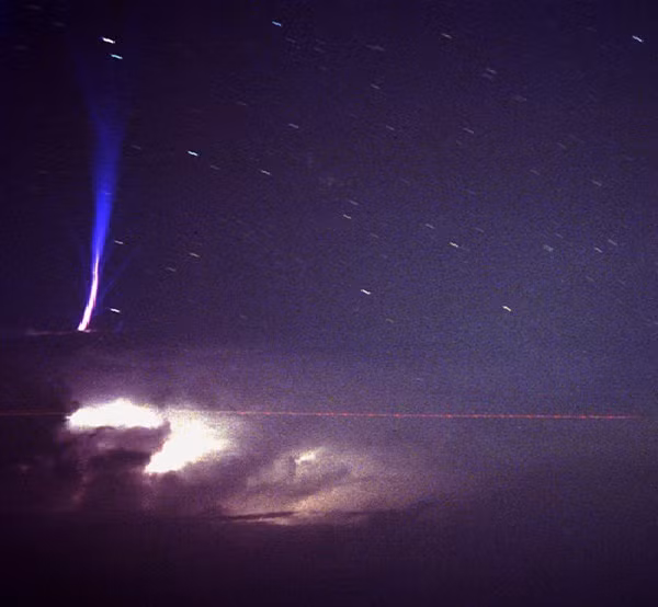 Các nhà khoa học phát hiện ra rằng, phát xạ sóng vô tuyến tần số cao nhất của máy bay phản lực (loại mà LMA được chế tạo để phát hiện) đến từ các cấu trúc nhỏ được gọi là bộ phát sóng, phát triển ở đầu tia chớp và tạo ra "kết nối điện trực tiếp giữa đám mây trên cùng và tầng điện ly thấp hơn. Trong khi đó, dòng điện mạnh nhất chạy phía sau đáng kể các bộ phát sóng, trong một phần được gọi là đầu dẫn.