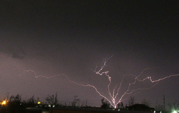 Điều này làm cho tia sét phản lực phá kỷ lục ở Oklahoma trở nên đáng chú ý hơn; tia sét phản lực không phải là một phần của hệ thống bão nhiệt đới.