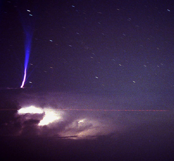 Các nhà khoa học phát hiện ra rằng, phát xạ sóng vô tuyến tần số cao nhất của máy bay phản lực (loại mà LMA được chế tạo để phát hiện) đến từ các cấu trúc nhỏ được gọi là bộ phát sóng, phát triển ở đầu tia chớp và tạo ra "kết nối điện trực tiếp giữa đám mây trên cùng và tầng điện ly thấp hơn. Trong khi đó, dòng điện mạnh nhất chạy phía sau đáng kể các bộ phát sóng, trong một phần được gọi là đầu dẫn.