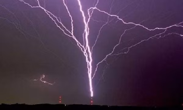 “Vì bất cứ lý do gì, thường có sự ngăn chặn phóng điện từ đám mây xuống mặt đất. Trong trường hợp không có tia sét mà chúng ta thường thấy, tia phản lực khổng lồ có thể làm giảm sự tích tụ điện tích âm dư thừa trong đám mây", nhóm nghiên cứu cho biết.