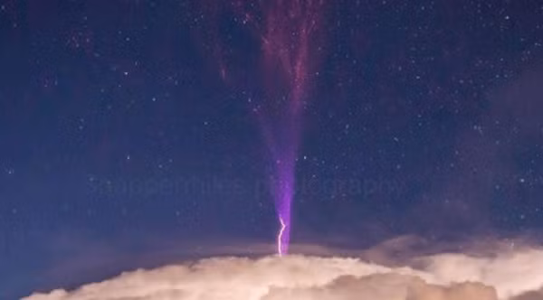 Một nhà khoa học dân sự ở Hawley, Texas ghi hình tia sét vào ngày 14/5/2018. Các nhà khoa học phân tích thước phim nhận thấy tia sét xuất hiện rất gần trung tâm của LMA, mạng lưới ăngten vô tuyến trên mặt đất dùng để lập bản đồ vị trí và số lần sét đánh.