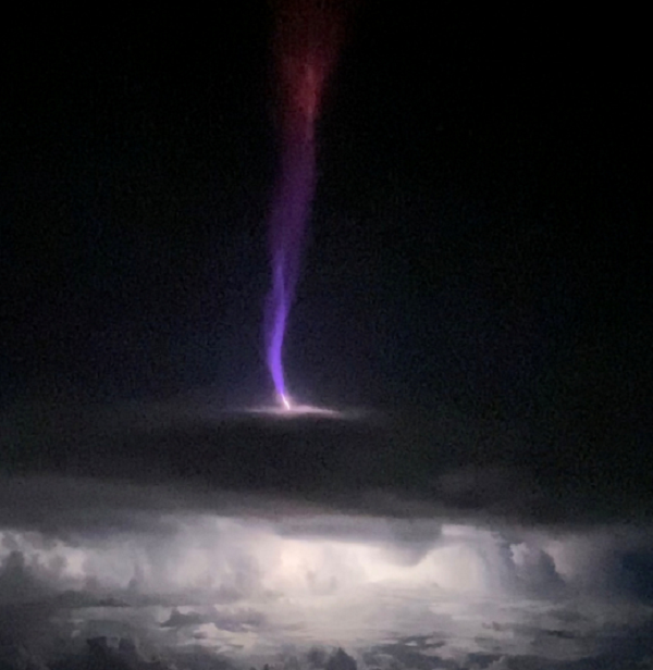 Dữ liệu cũng cho thấy rằng, trong khi các bộ phát sóng tương đối mát mẻ, với nhiệt độ khoảng 204 độ C, thì bộ phát sóng này lại nóng như thiêu đốt, với nhiệt độ hơn 4.426 độ C. Sự khác biệt này đúng với tất cả các vụ sét đánh, không chỉ là những tia sét khổng lồ.