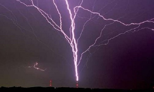 “Vì bất cứ lý do gì, thường có sự ngăn chặn phóng điện từ đám mây xuống mặt đất. Trong trường hợp không có tia sét mà chúng ta thường thấy, tia phản lực khổng lồ có thể làm giảm sự tích tụ điện tích âm dư thừa trong đám mây", nhóm nghiên cứu cho biết.