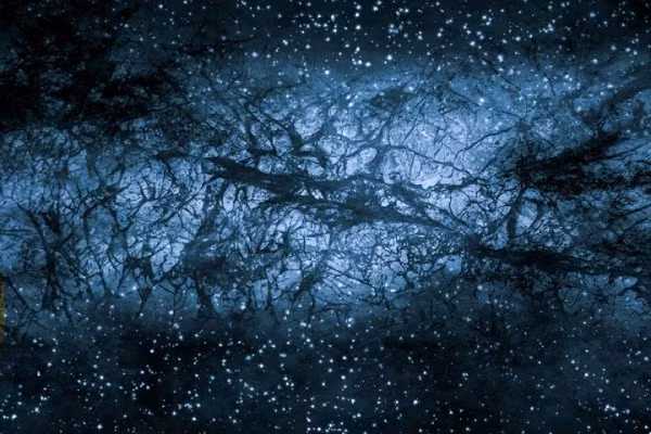 Khoảng 84% vật chất trong vũ trụ không hấp thụ hoặc phát ra ánh sáng. "Vật chất tối" không thể được nhìn thấy trực tiếp và nó cũng chưa được phát hiện bằng các phương tiện gián tiếp. Thay vào đó, sự tồn tại và các đặc tính của vật chất tối được suy ra từ tác động hấp dẫn của nó lên vật chất nhìn thấy, bức xạ và cấu trúc của vũ trụ.