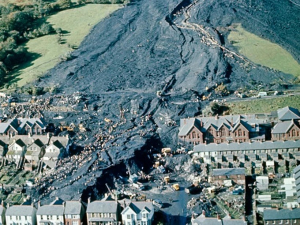 “Con không ăn! Nhưng con sẽ ở cùng với Peter và June!”, cô bé trả lời. Sau khi thảm họa xảy ra, Eryl và hai người bạn của cô bé, Peter và June Margaret Williams, được chôn cất tại một nghĩa trang công cộng. Peter và June, một người ở bên trái cô bé, và một người ở bên phải cô bé.