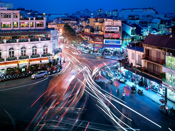 Hà Nội hấp dẫn bởi nhiều hồ nước trong lành cùng sự pha trộn nét quyến rũ giữa kiến trúc Pháp và Việt Nam cũng như sự nổi bật của những khu phố cổ đặc trưng. Những con phố buôn bán tấp nập, cuộc sống về đêm nhộn nhịp và những món ăn ngon nhất hành tinh của ẩm thực Việt Nam.