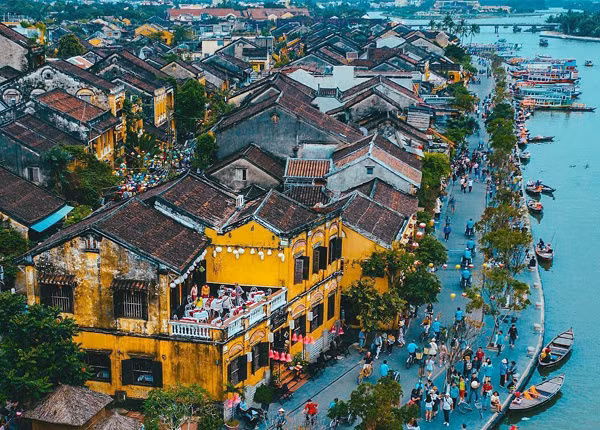 Phố cổ Hội An là một thành phố nổi tiếng của tỉnh Quảng Nam, một phố cổ giữ được gần như nguyên vẹn với hơn 1.000 di tích kiến trúc từ phố xá, nhà cửa, hội quán, đình, chùa, miếu, nhà thờ tộc, giếng cổ… đến các món ăn truyền thống, tâm hồn của người dân nơi đây. Pike viết trên Culture Trip, nếu bạn có thời gian đến vài nơi ở Việt Nam thì hãy nhớ ghé qua Hội An.