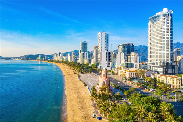Nha Trang - thành phố biển xinh đẹp là một điểm đến đa dạng. Nó vừa có phong cảnh thiên nhiên tươi đẹp, vừa có rất nhiều những hoạt động sôi nổi và thú vị dành cho những người thích các trò chơi mạo hiểm. Theo thống kê của mạng xã hội và nhiều khách du lịch thì thành phố Nha Trang luôn lọt trong top đầu những thành phố đáng sống nhất Việt Nam.