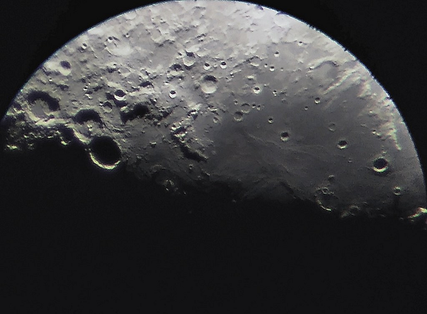 Tuy nhiên, trong những bóng râm gần đó, hơi ấm bị mắc kẹt có thể làm tăng nhiệt độ lạnh cóng đến một thứ gì đó ôn hòa hơn một chút và giữ nó ở đó ngay cả sau khi Mặt Trời lặn.