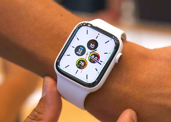 Ông Gurman cho biết các tính năng của Watch Pro sắp ra mắt sẽ bao gồm màn hình lớn hơn, có khả năng chống vỡ cao hơn, theo dõi bơi lội và đi bộ đường dài, thời lượng pin dài hơn và vỏ cứng cáp cũng như cao cấp hơn nhờ được làm bằng vật liệu kim loại cao cấp.