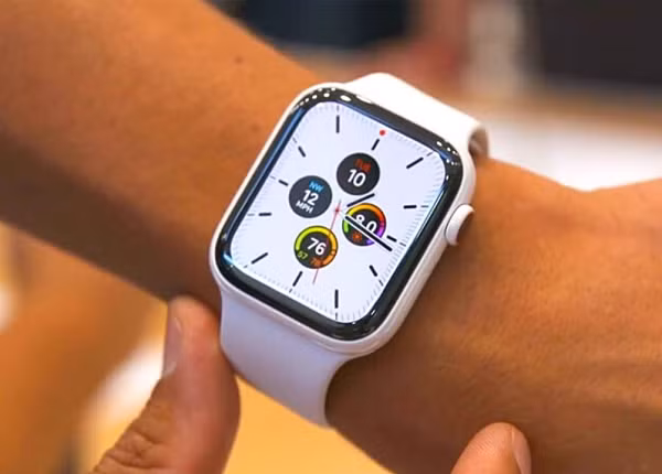 Ông Gurman cho biết các tính năng của Watch Pro sắp ra mắt sẽ bao gồm màn hình lớn hơn, có khả năng chống vỡ cao hơn, theo dõi bơi lội và đi bộ đường dài, thời lượng pin dài hơn và vỏ cứng cáp cũng như cao cấp hơn nhờ được làm bằng vật liệu kim loại cao cấp.