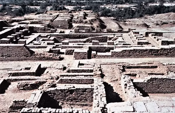 Các nhà khảo cổ nhận thấy rằng sự sụp đổ của thành phố là một sự suy giảm không tự nhiên, mà là một sự gián đoạn đột ngột, như thể một thảm họa tự nhiên nào đó đã xảy ra. Những xác chết này có nhiều hình dạng khác nhau, và họ dường như không biết gì về thảm họa, bởi vì họ dường như đang bận rộn với việc riêng của mình.